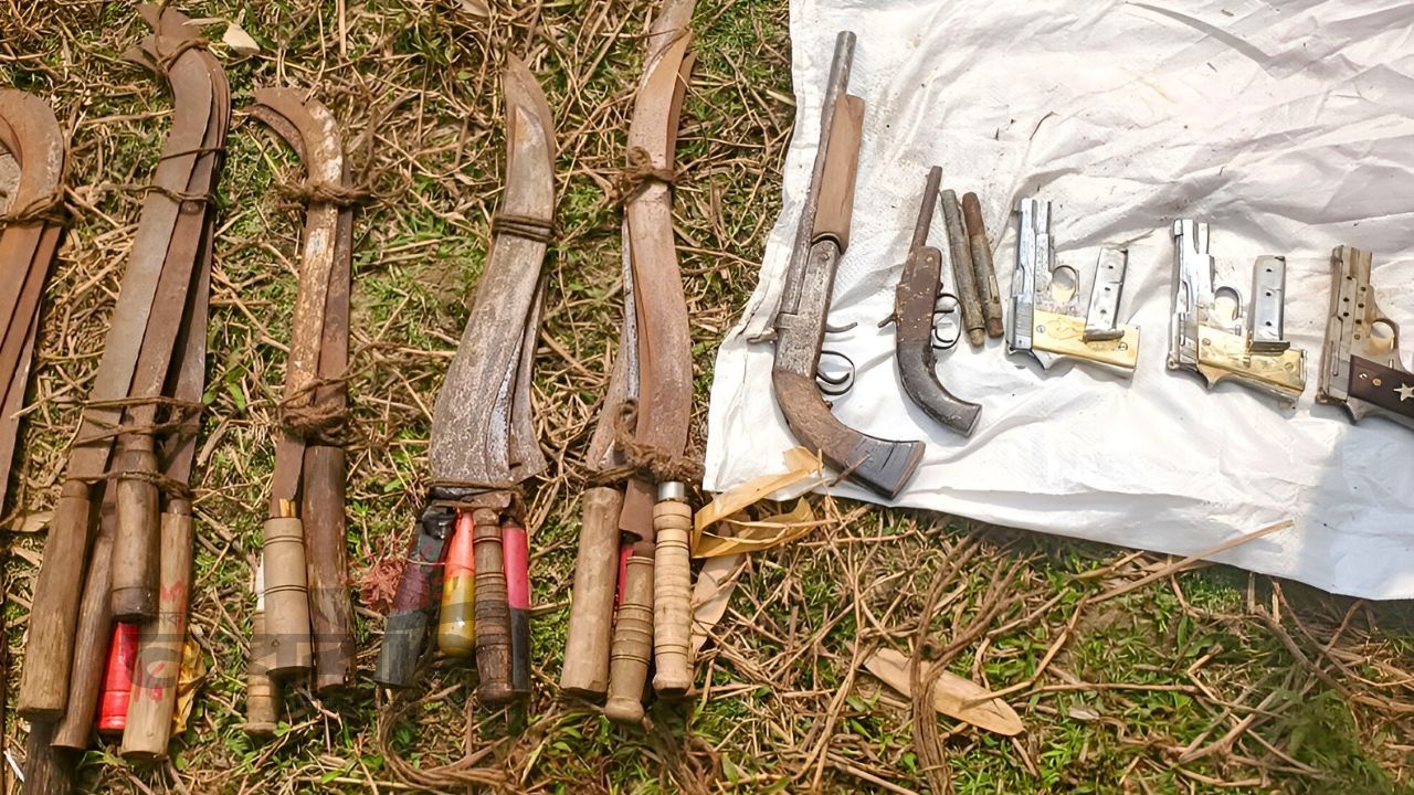 কুমিল্লায় পুকুর সেঁচে ৩টি বিদেশি পিস্তলসহ বিপুল পরিমাণ অস্ত্র উদ্ধার