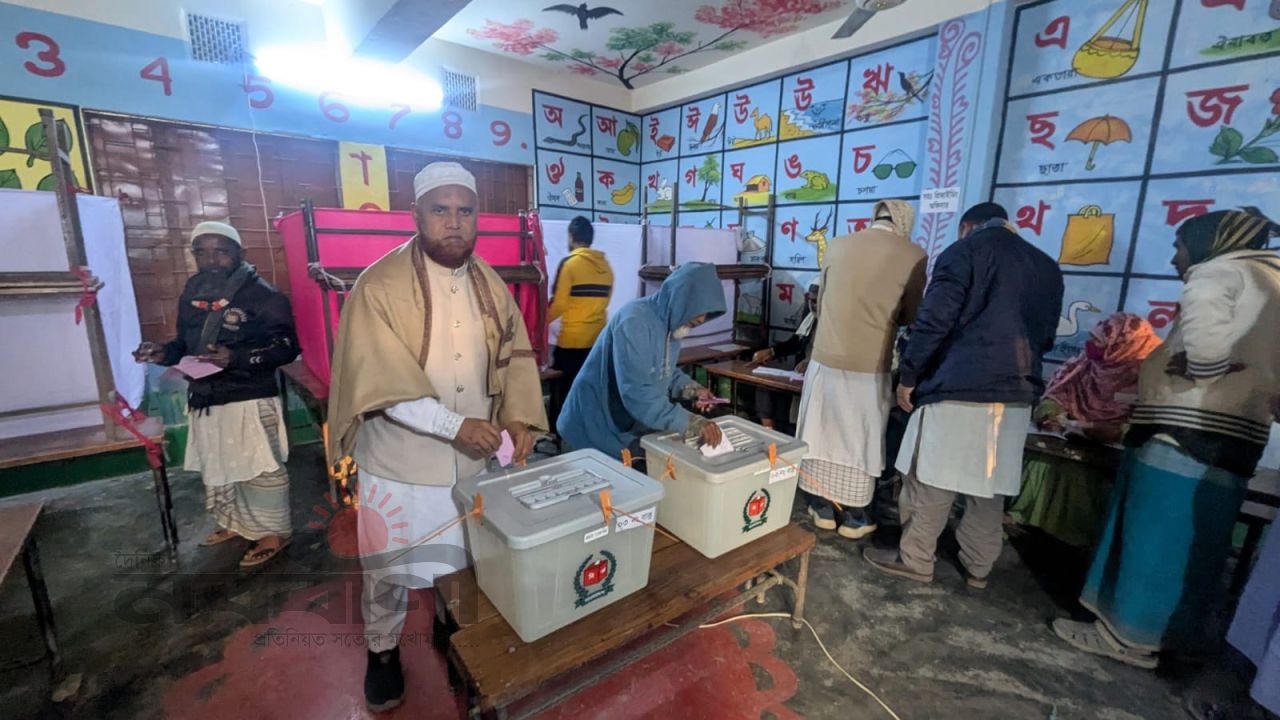 সুশৃঙ্খল পরিবেশে উল্লাপাড়ায় নিজ ‎কেন্দ্রে জামায়াত নেতার ভোট প্রদান