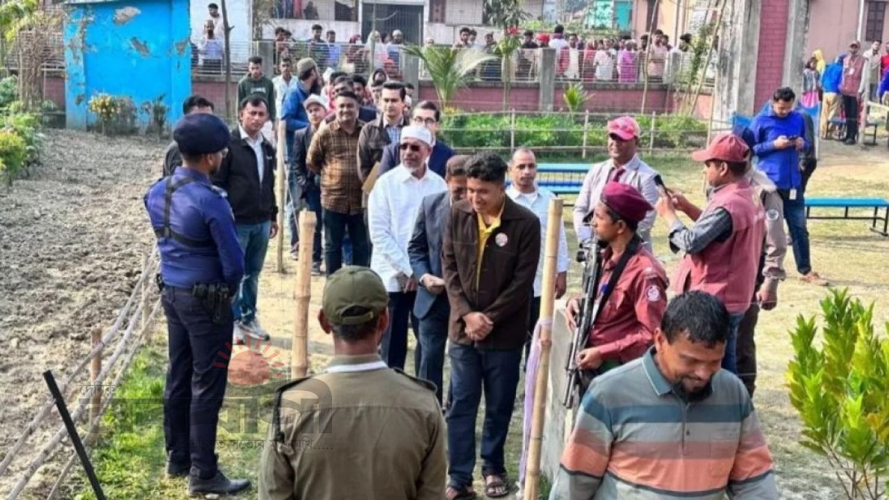 নেত্রকোনা-৪ আসনে ভোট দিলেন লুৎফুজ্জামান বাবর