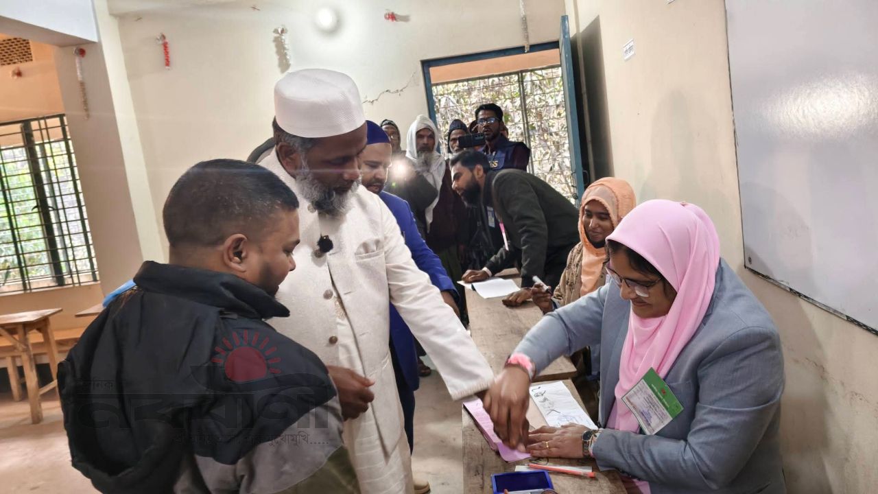 চাঁপাইনবাবগঞ্জের গোমস্তাপুর উপজেলায় সুষ্ঠু ও শান্তিপূর্ণ পরিবেশে ভোট গ্রহণ শুরু 