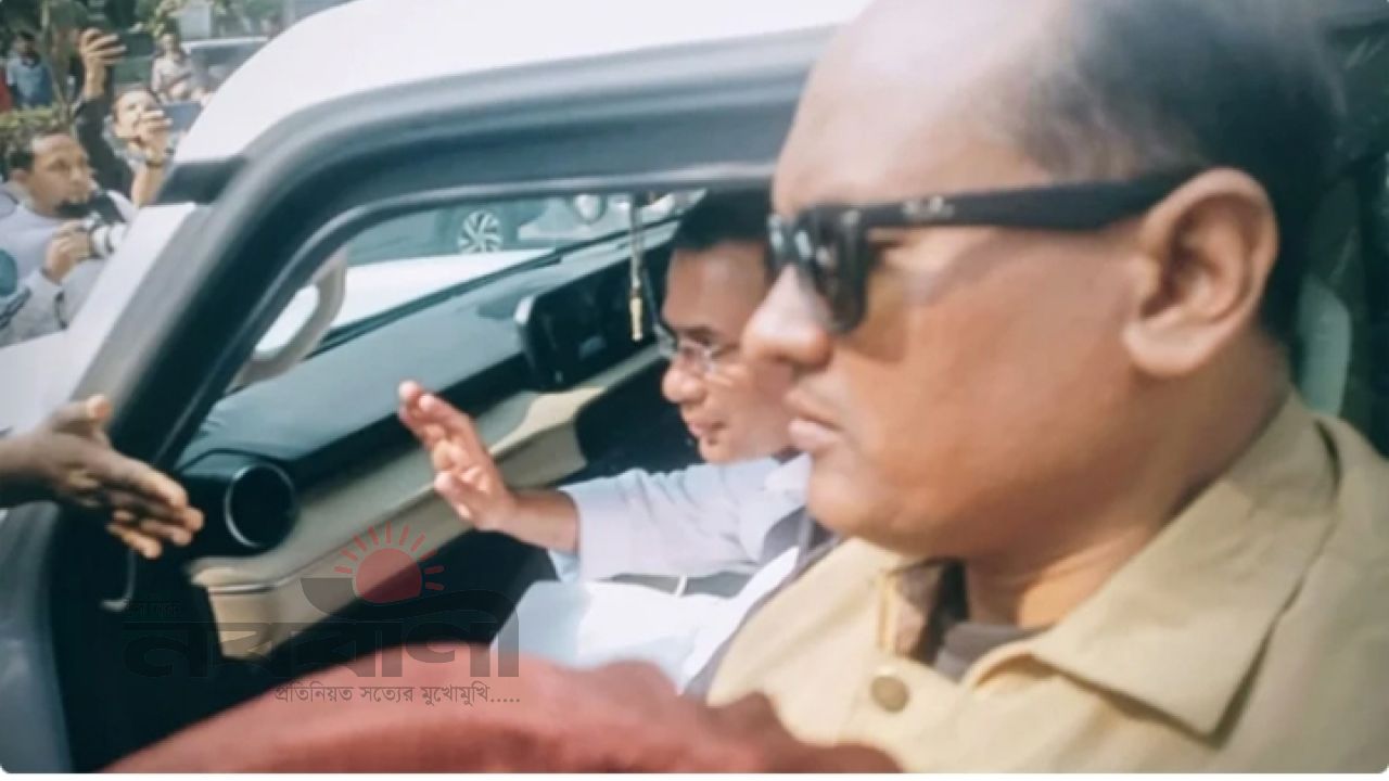 জুমার নামাজে যাওয়ার সময় সাধারণ জনগণের সাথে কুশল বিনিময় করেন তারেক রহমান