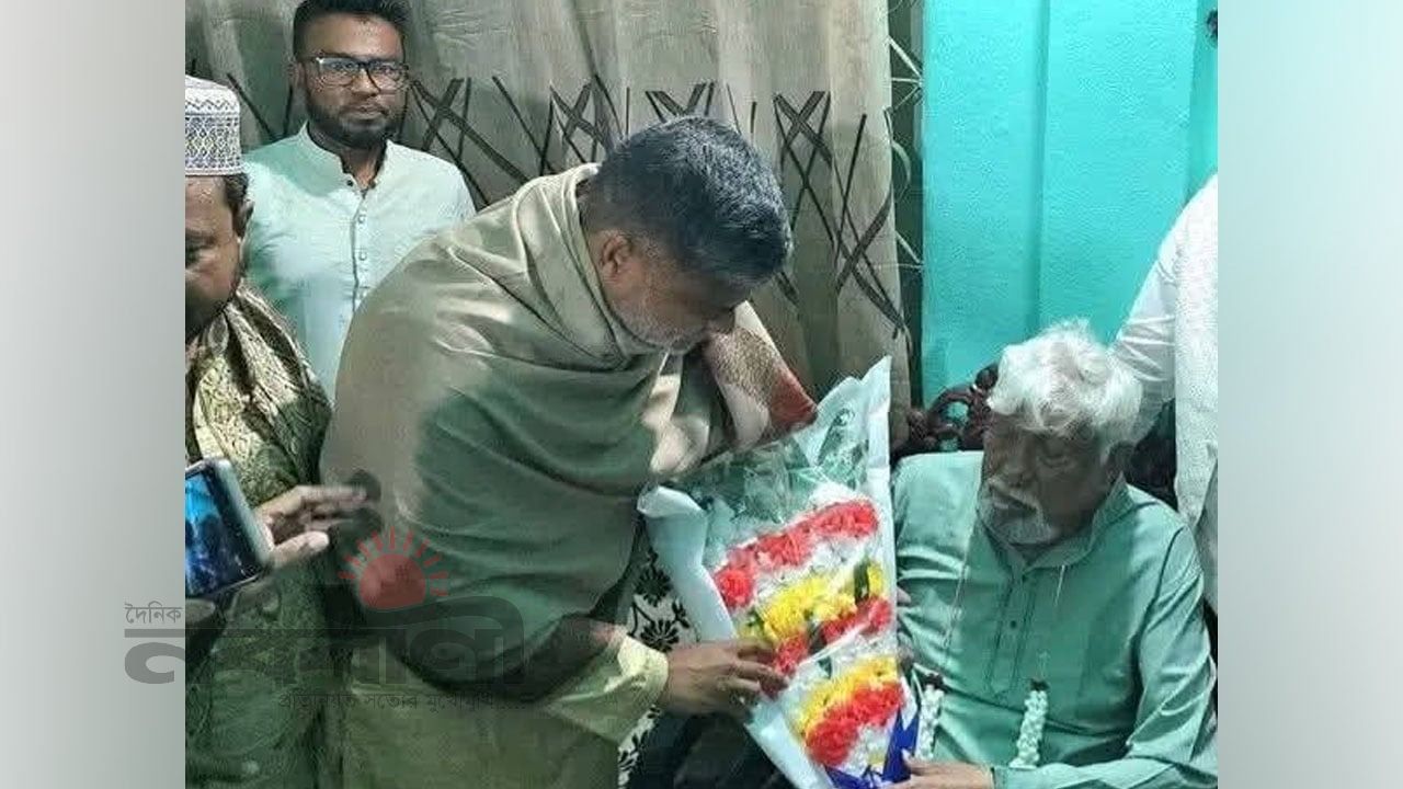 নির্বাচনে পরাজয়ের পর ফুল নিয়ে বিজয়ী প্রার্থীর বাসায় শিশির মনির