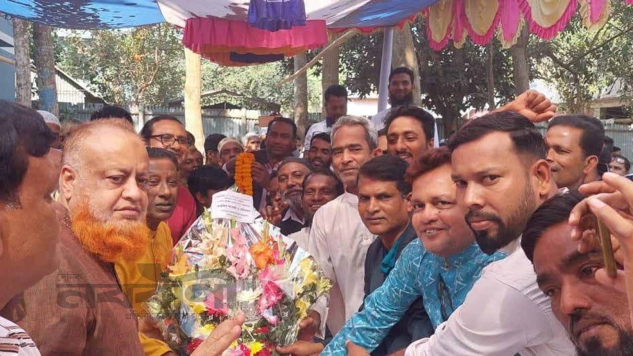 উষ্ণ অভ্যর্থনা ও ফুলেল শুভেচ্ছায় সিক্ত হলেন এমপি লাভলু