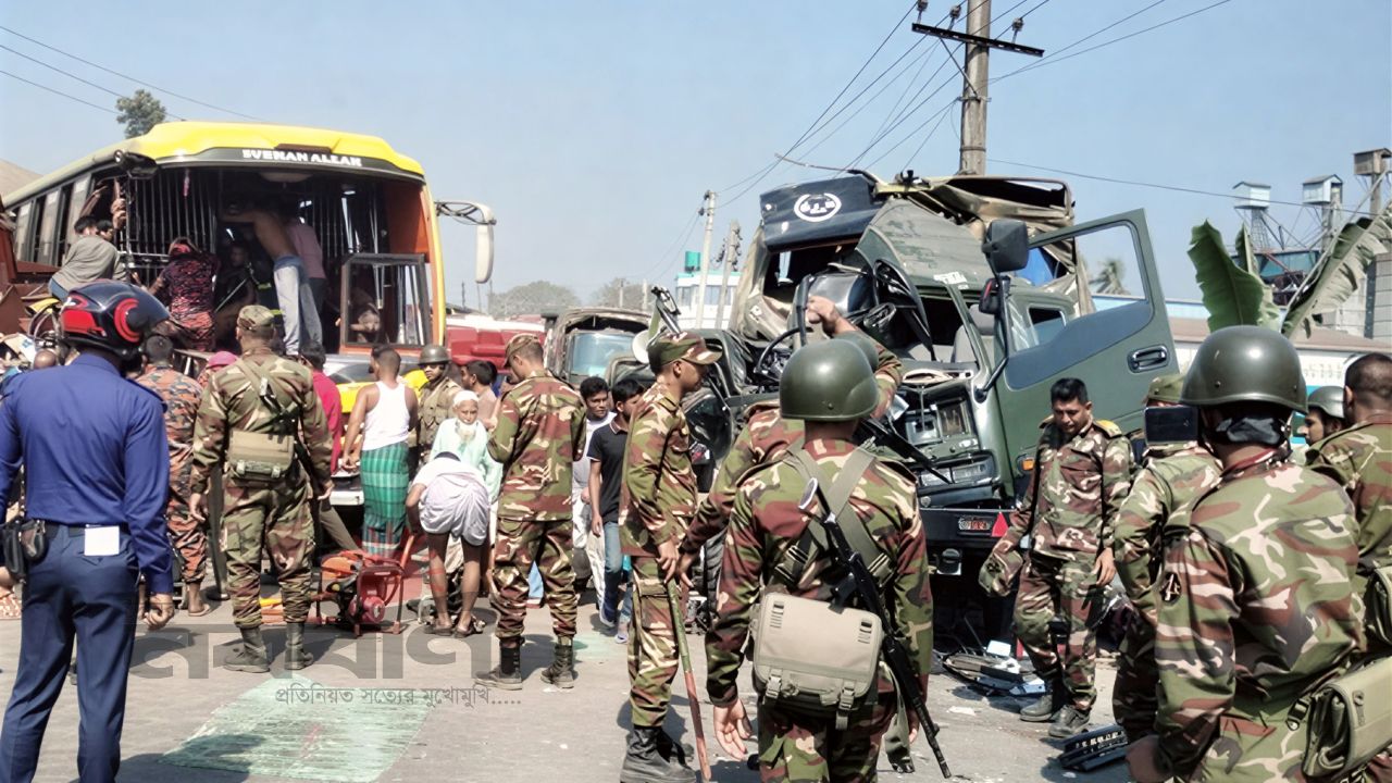 ময়মনসিংহের ফুলপুরে সেনাবাহিনীর ট্রাক ও যাত্রীবাহী বাসের সংঘর্ষে নিহত ২, আহত ১২