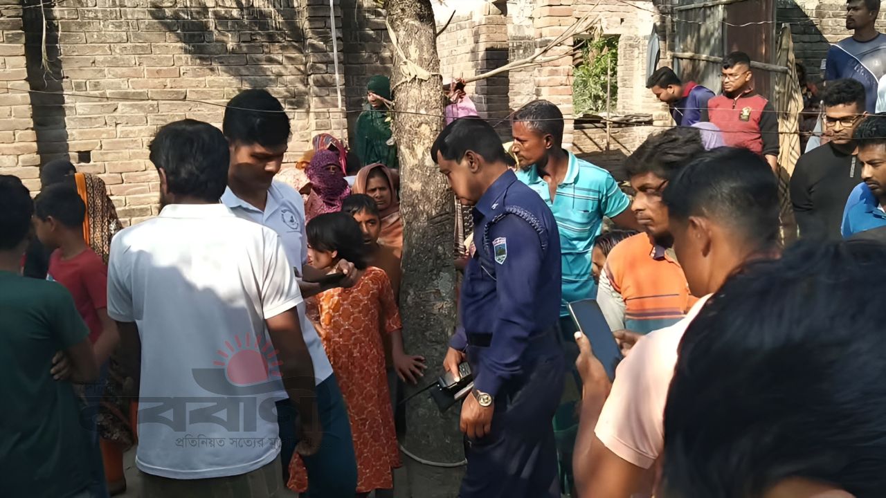 পাবনায় নেশার টাকার জন্য বাবাকে কুপিয়ে হত্যার অভিযোগ, অভিযুক্ত ছেলে আটক