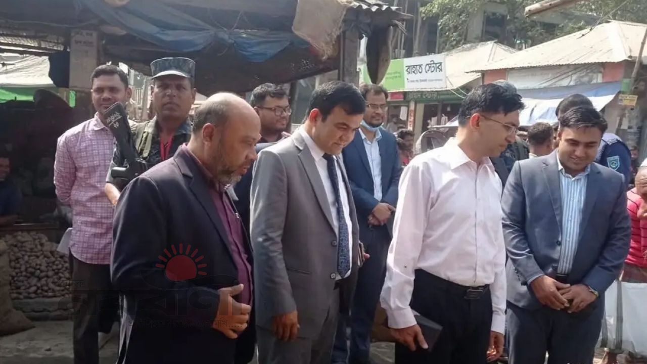 নীলফামারী বড় বাজারে জেলা প্রশাসনের সমন্বিত অভিযান