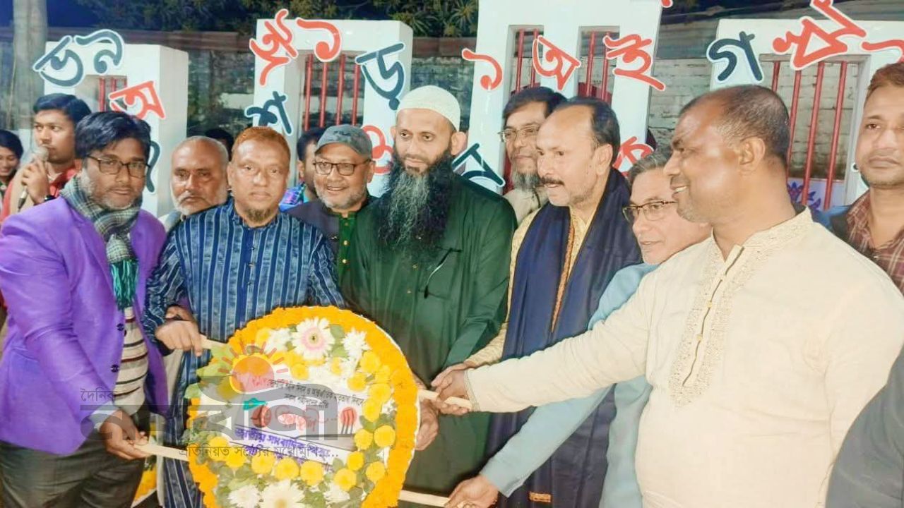  একুশের প্রথম প্রহরে গোবিন্দগঞ্জ কেন্দ্রীয় শহীদ মিনারে পুষ্পস্তবক অর্পণ