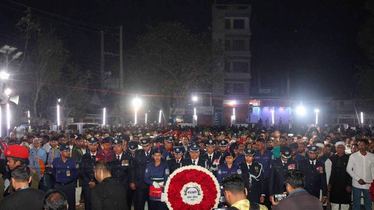 শেরপুরে একুশের প্রথম প্রহরে শহীদদের প্রতি শ্রদ্ধা