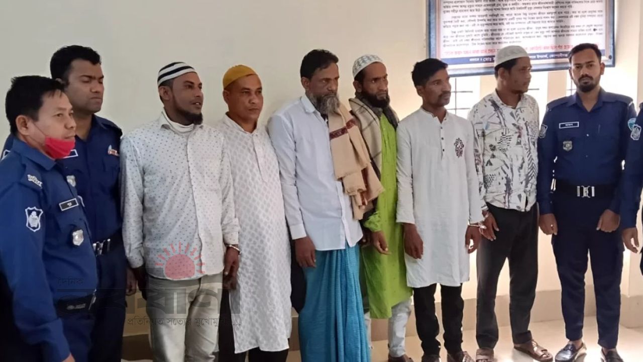 শহীদ মিনারে ফুল দিতে গিয়ে আওয়ামী লীগের ছয় কর্মী আটক, আদালতে প্রেরণ