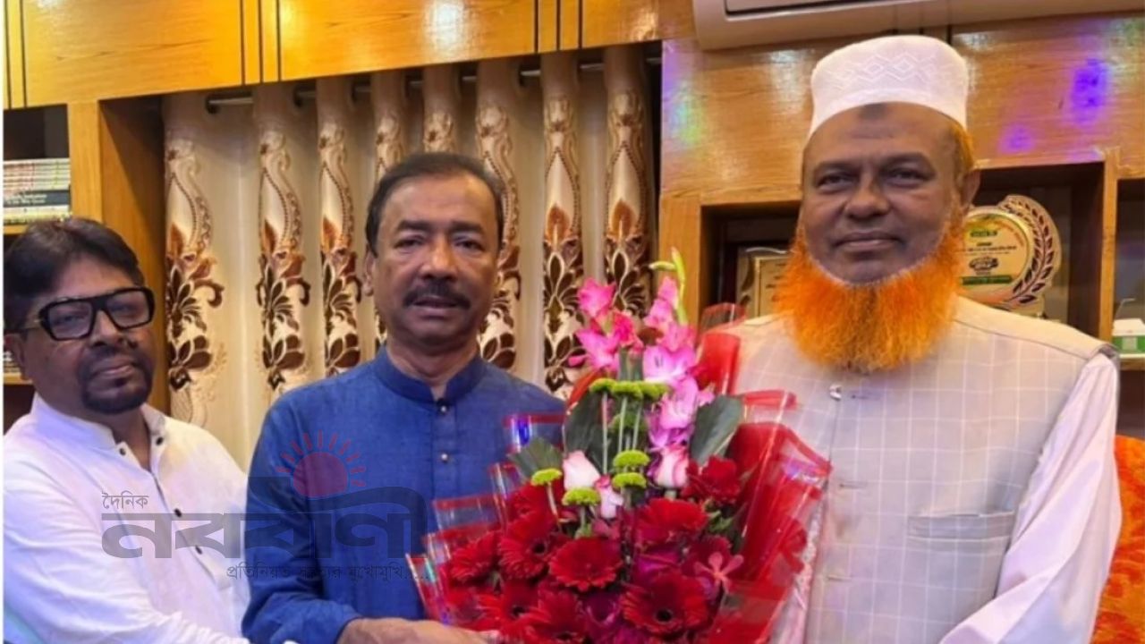 পরাজিত প্রতিদ্বন্দ্বীর কার্যালয়ে ফুল ও মিষ্টি নিয়ে সৌজন্য সাক্ষাৎ, রাজনৈতিক সৌহার্দ্যের দৃষ্টান্ত