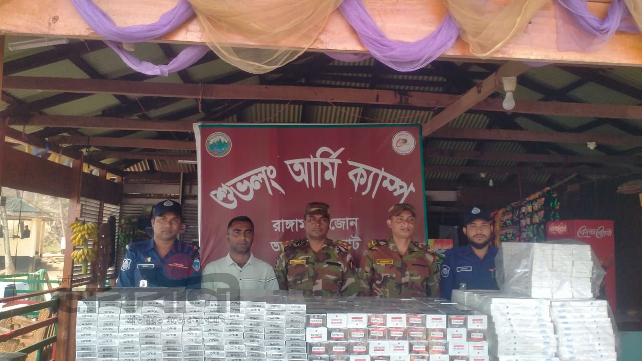 রাঙামাটির শুভলংয়ে দুটি বোট থেকে বিপুল পরিমাণ অবৈধ সিগারেট জব্দ