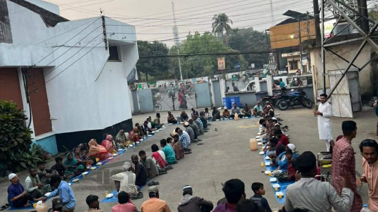 রমজানে অসহায় মানুষের পাশে ‘নিঃস্বার্থ পরিবার’, সিলেটে ইফতার বিতরণ