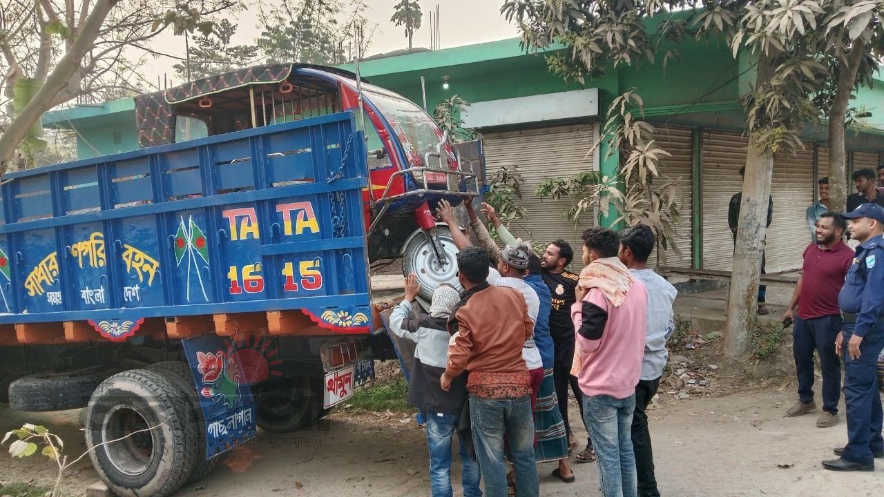 বোয়ালমারীতে ইজিবাইক চোর চক্রের কারখানায় পুলিশের অভিযান, ৬ জন আটক