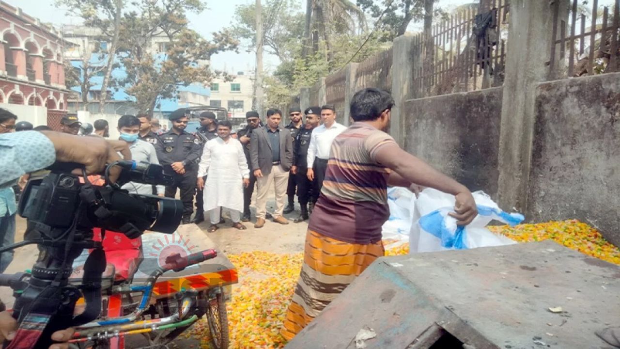 যশোরে মেয়াদোত্তীর্ণ ১৩ বস্তা চিপস জব্দ ও ধ্বংস, ব্যবসায়ীকে জরিমানা