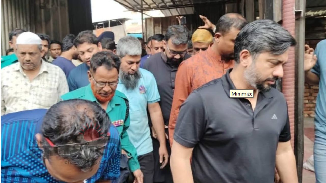 ইপিজেডে চৌধুরী মিনি সুপার মার্কেটে অগ্নিকাণ্ড ক্ষতিগ্রস্ত এলাকা পরিদর্শনে ইসরাফিল খসরু