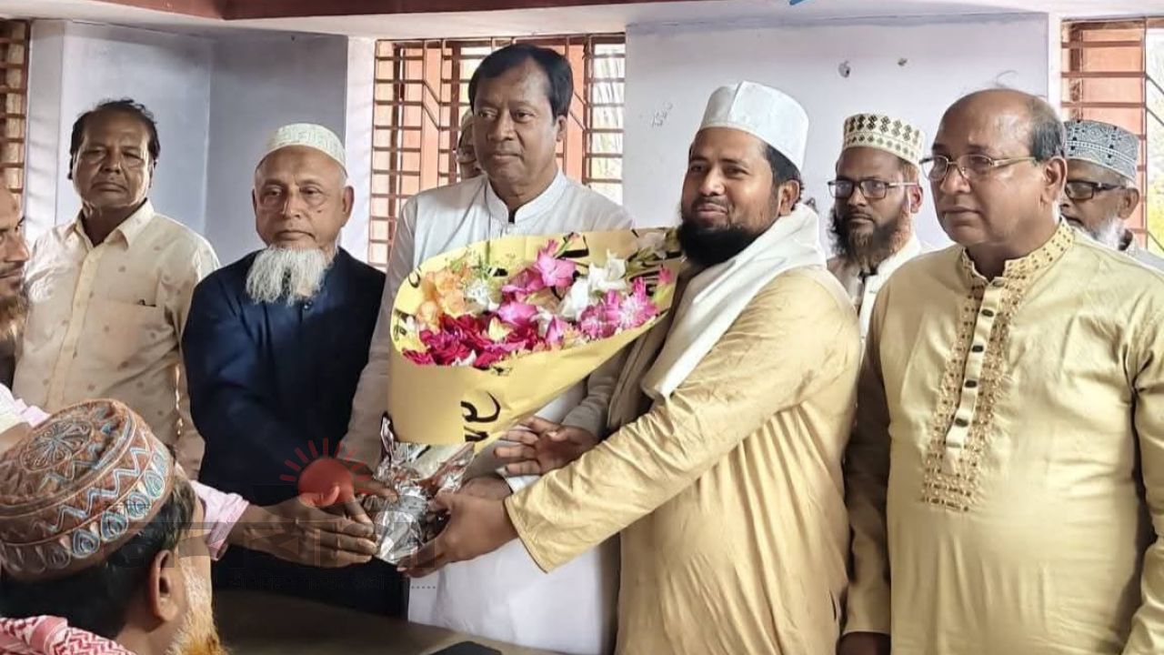 কালিয়ায় জামায়াত কার্যালয়ে বিএনপি সংসদ সদস্যকে ফুলেল শুভেচ্ছা