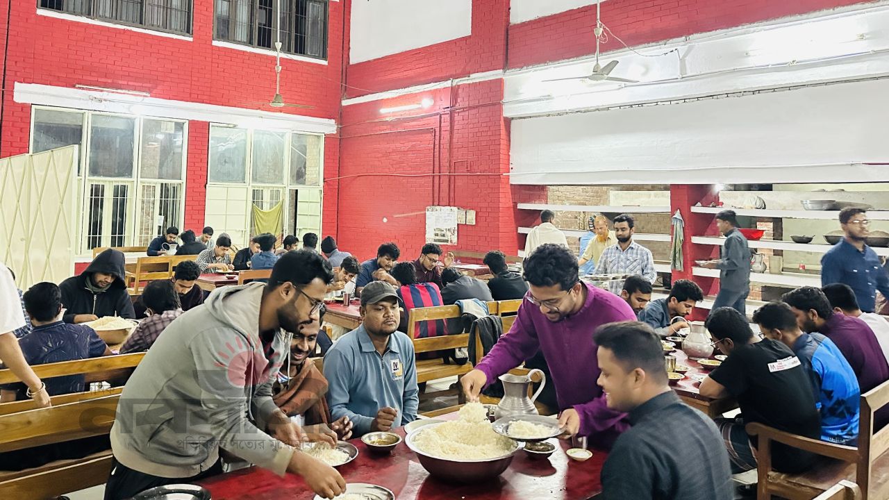 চবি ছাত্রদলের ব্যতিক্রমী সেহরি আয়োজন,অংশ নিলেন দুই শতাধিক শিক্ষার্থী 