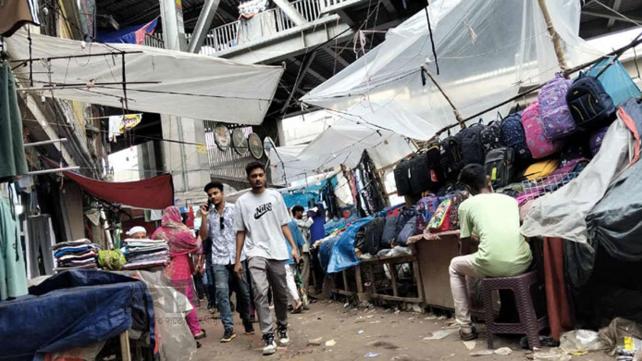 খাগড়াছড়ি শহরের ফুটপাতগুলো ব্যবসায়ীদের দখলে