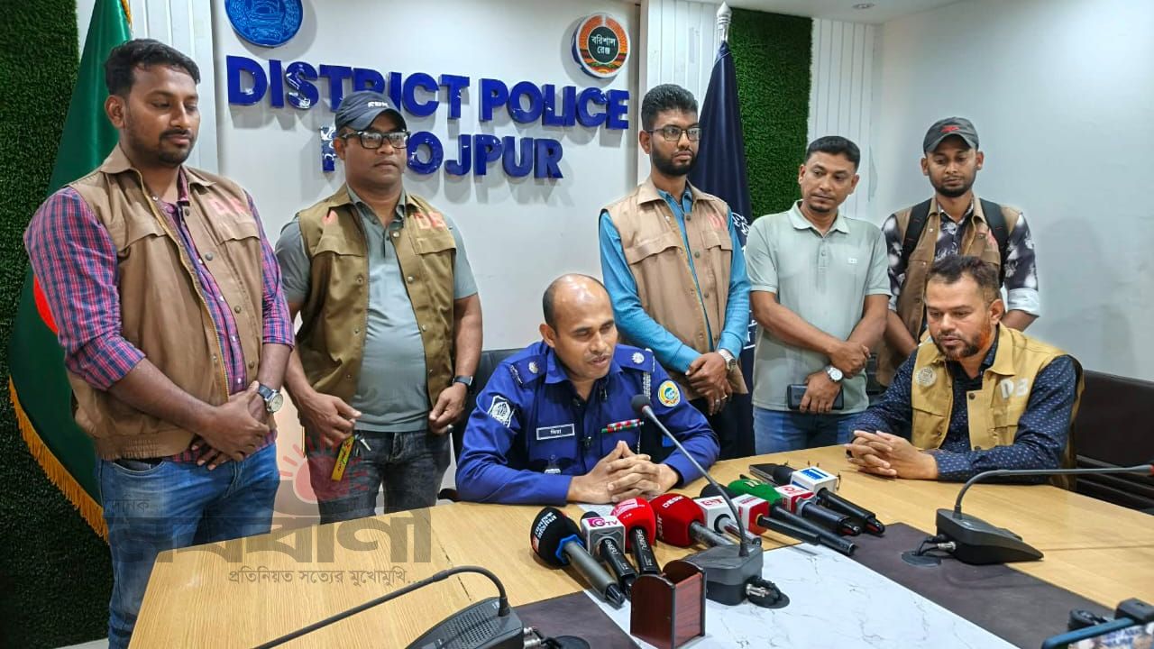 ভাণ্ডারিয়ায় তোষকের নিচে মিলল বিদেশি পিস্তল ও গুলি: আটক ১