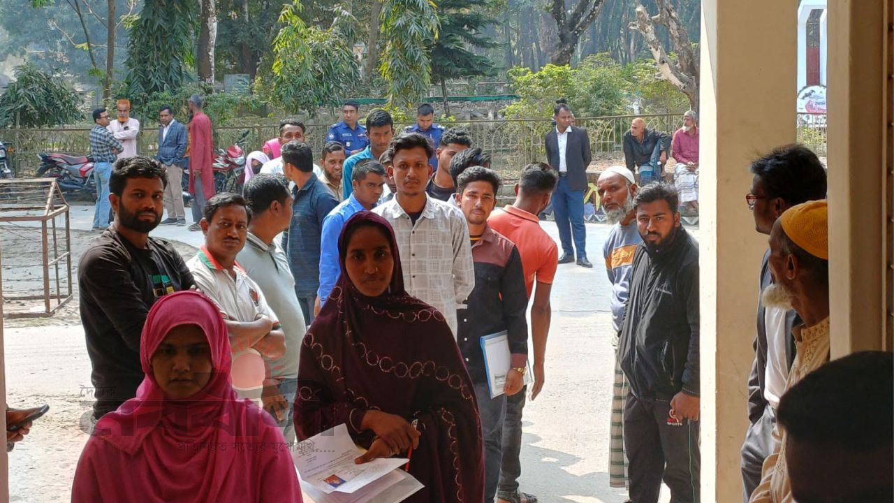 গ্রামপুলিশ নিয়োগ পরীক্ষা : জাতীয় সংগীত না লিখতে পেরে ৩৮ জনই বাদ- প্রশংসায় ভাসছেন ইউএনও