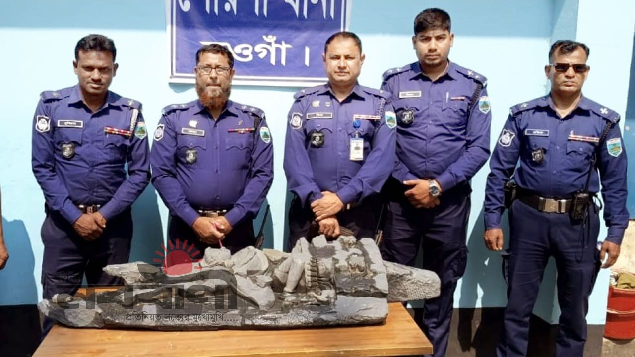 পোরশা থানা পুলিশের অভিযানে ১৩৭ কেজি ওজনের মূল্যবান প্রত্নতাত্ত্বিক কষ্টিপাথরের মূর্তি উদ্ধার