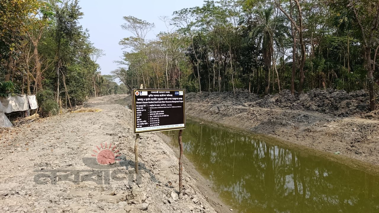 খাল খনন করায় ভাগ্য বদলের স্বপ্ন দেখছেন তালতলীর কয়েক হাজার কৃষক