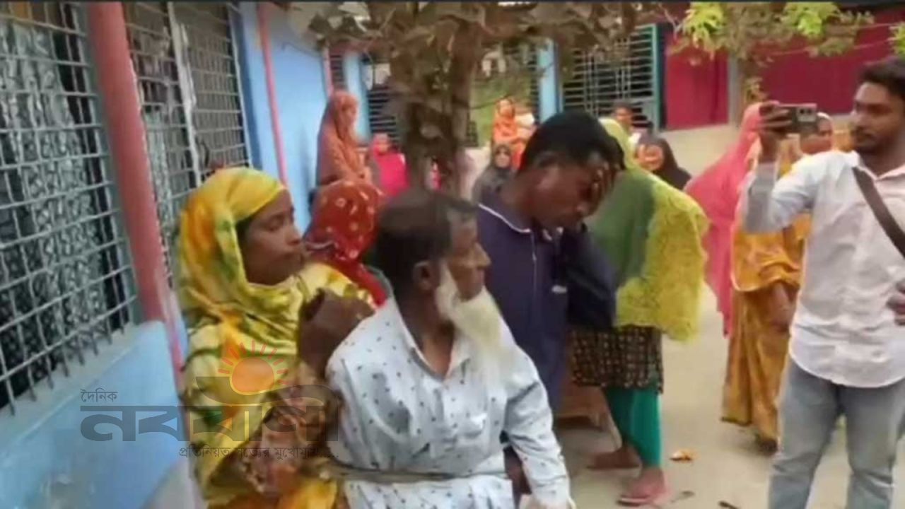 একই পরিবারের ৪ জনকে গাছে বেঁধে নির্যাতন