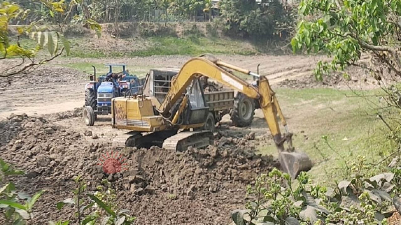 ধুনটে পুকুর খননের নামে অবৈধভাবে মাটি বাণিজ্য