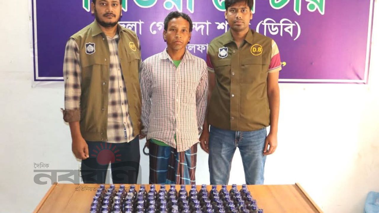 নীলফামারীতে ডিবির অভিযানে ১০৫ বোতল এসকাফ সিরাপ জব্দ, গ্রেফতার ১