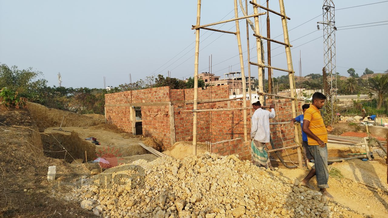 সিলেটের আখালিয়ায় প্রকাশ্যে টিলা কেটে ঘর নির্মাণ, প্রশাসনের নজরদারি নিয়ে প্রশ্ন