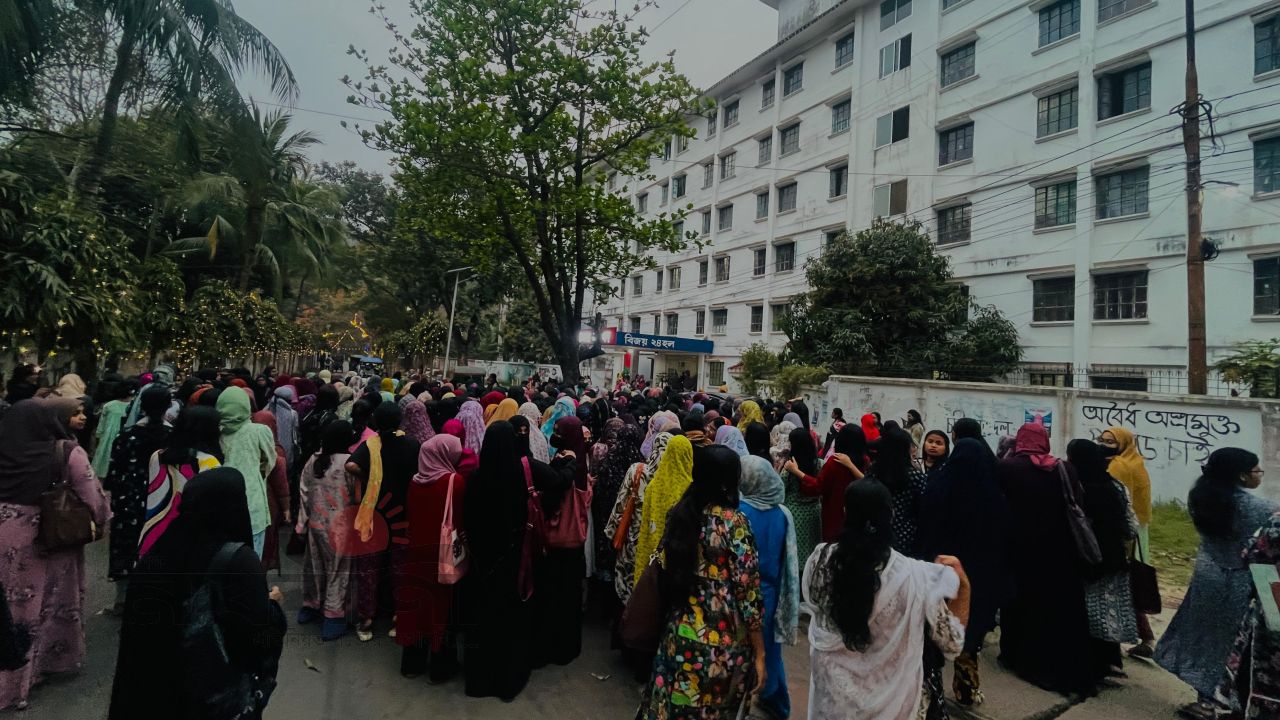 চবি শাখা ছাত্রদলের নারী শিক্ষার্থী ইফতার মাহফিলে অংশগ্রহণকারীদের একাংশই ইফতার পাননি