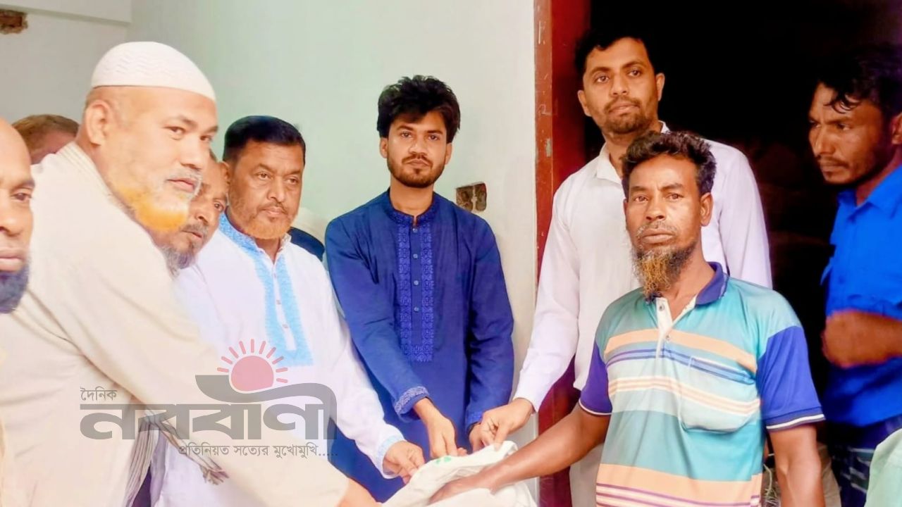 চাঁদপুরে জাটকা সংরক্ষণে দুই মাসের মাছ ধরার নিষেধাজ্ঞা, ক্ষতিগ্রস্ত জেলেদের সহায়তায় চাল বিতরণ