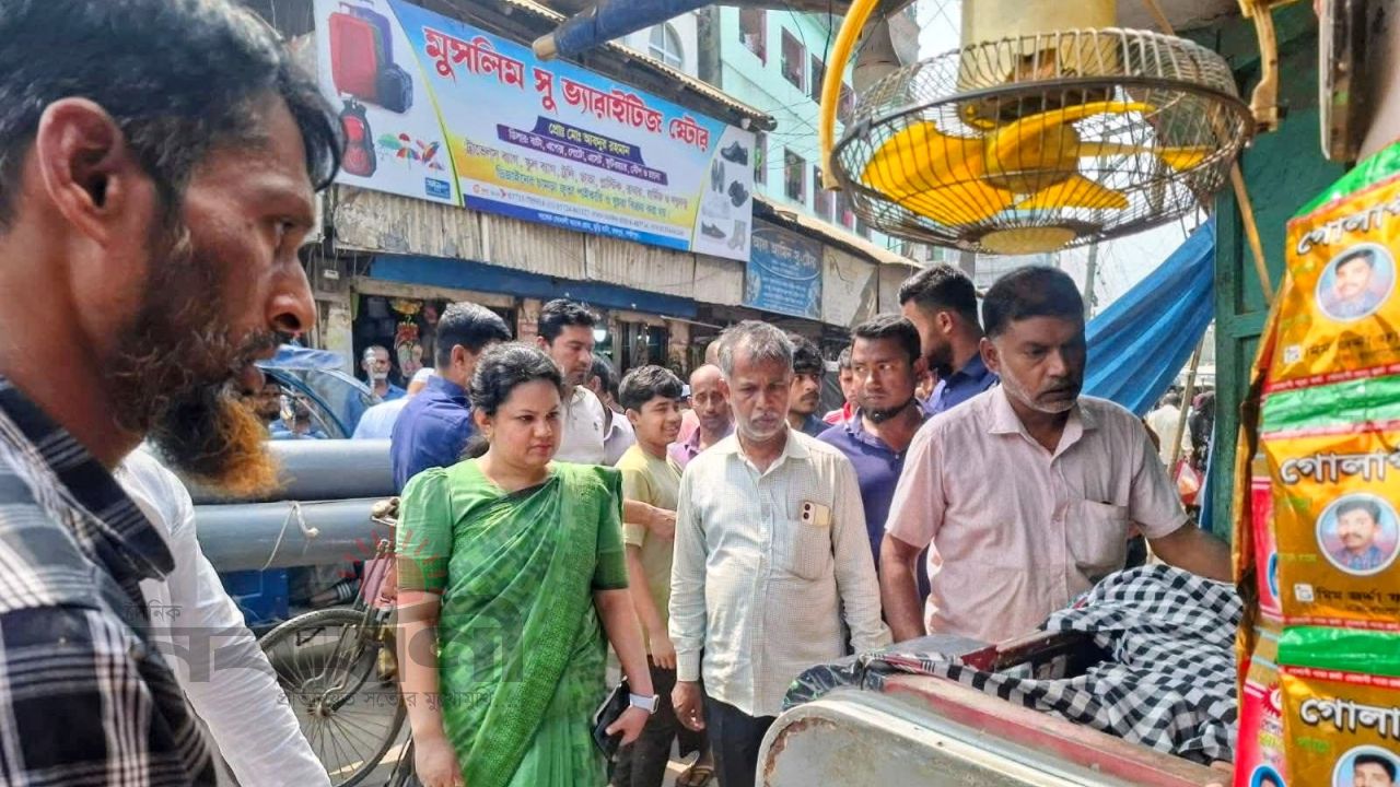 লক্ষ্মীপুরে ফুটপাত দখল রোধে ভ্রাম্যমাণ আদালতের অভিযানে জরিমানা