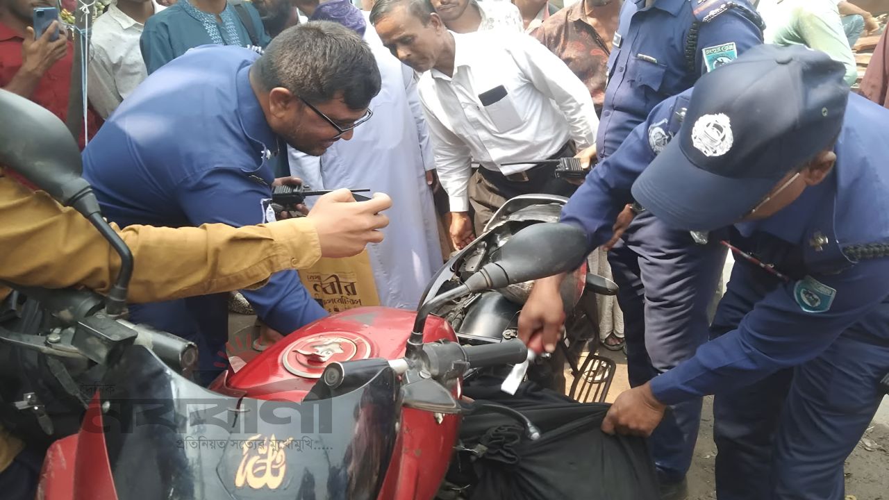 চলন্ত মোটরসাইকেল থেকে লাফ দিয়ে পালালেন চালক