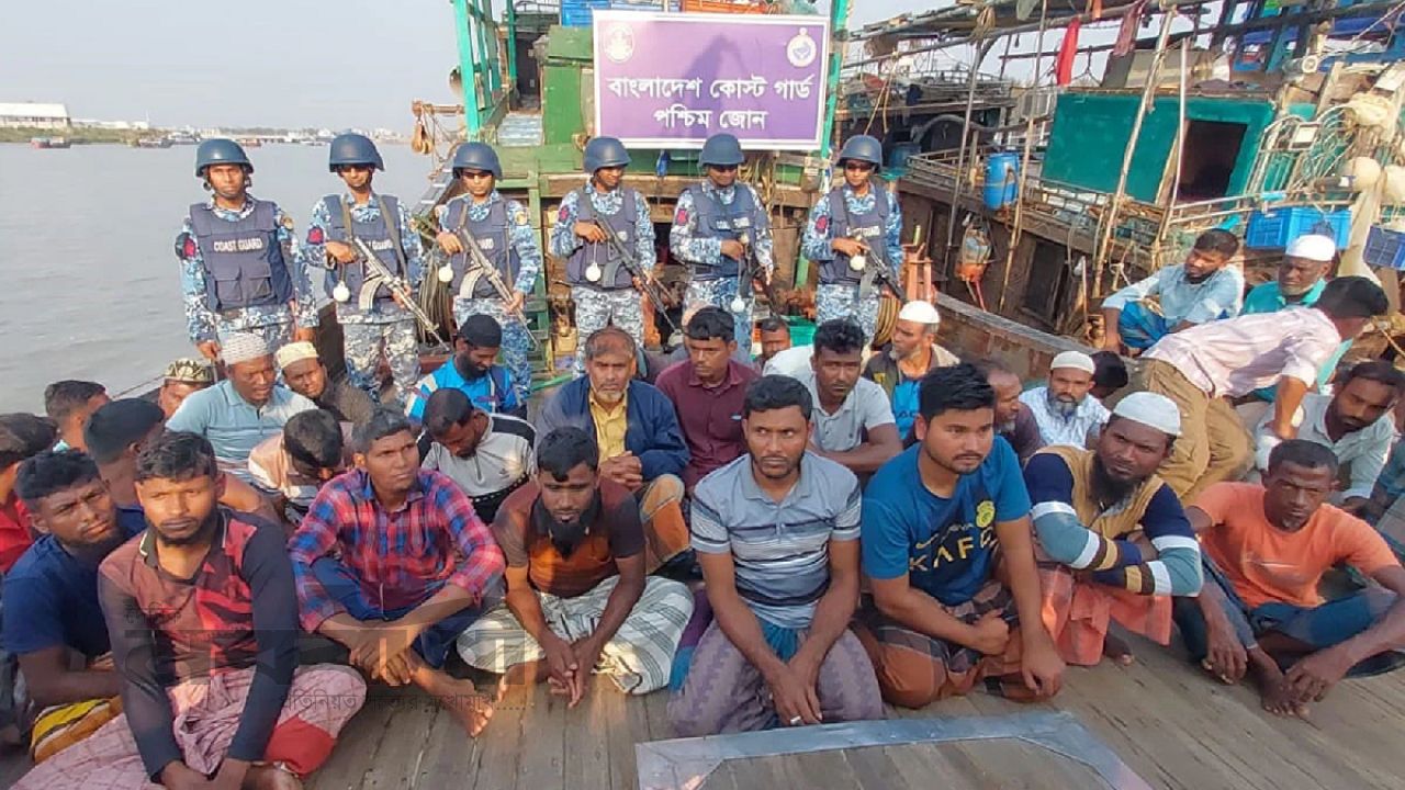 বঙ্গোপসাগরে তিন ট্রলিং বোটসহ ৩৭ জেলে আটক