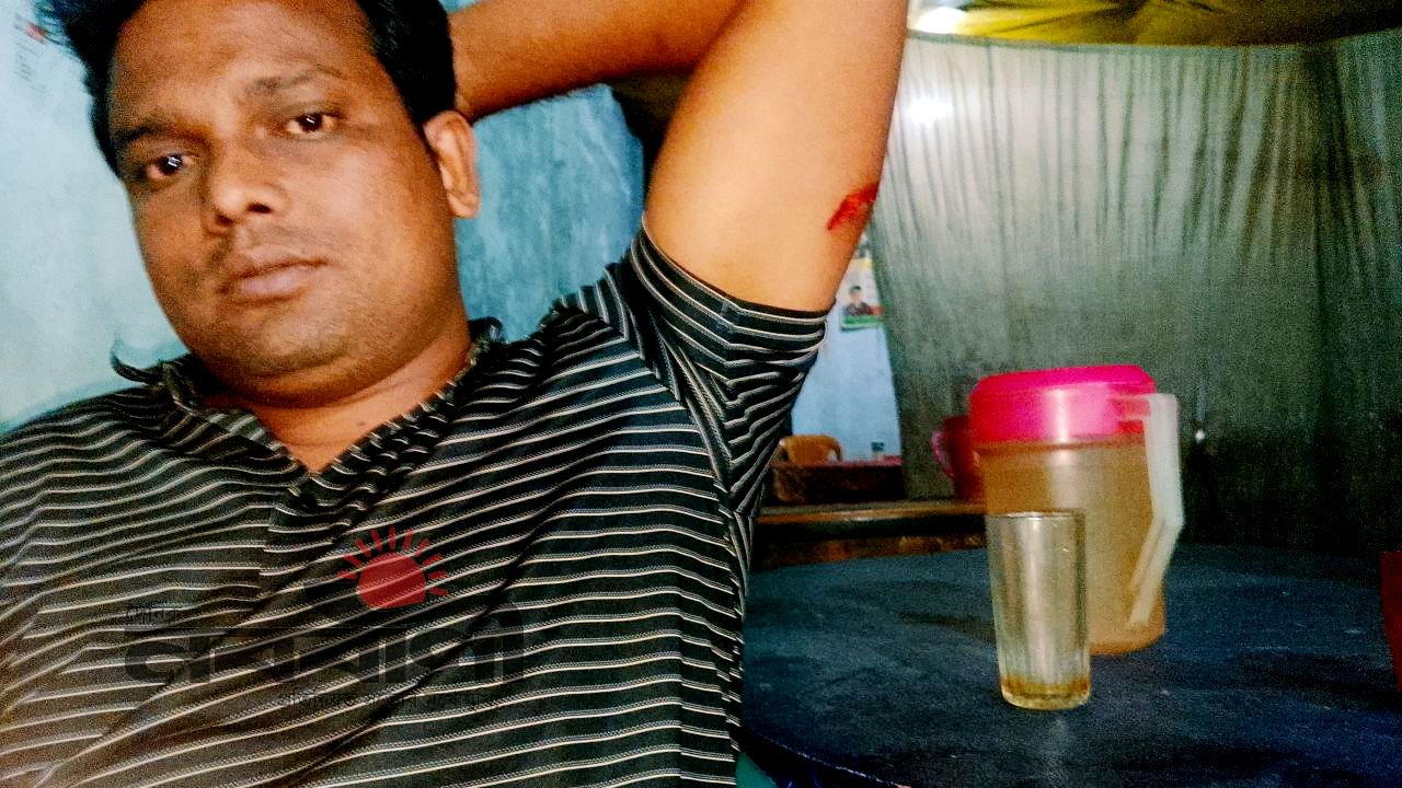 তাড়াশে সংবাদ সংগ্রহকালে সাংবাদিক লাঞ্ছিত ও হুমকির শিকার পরে থানা লিখিত অভিযোগ 