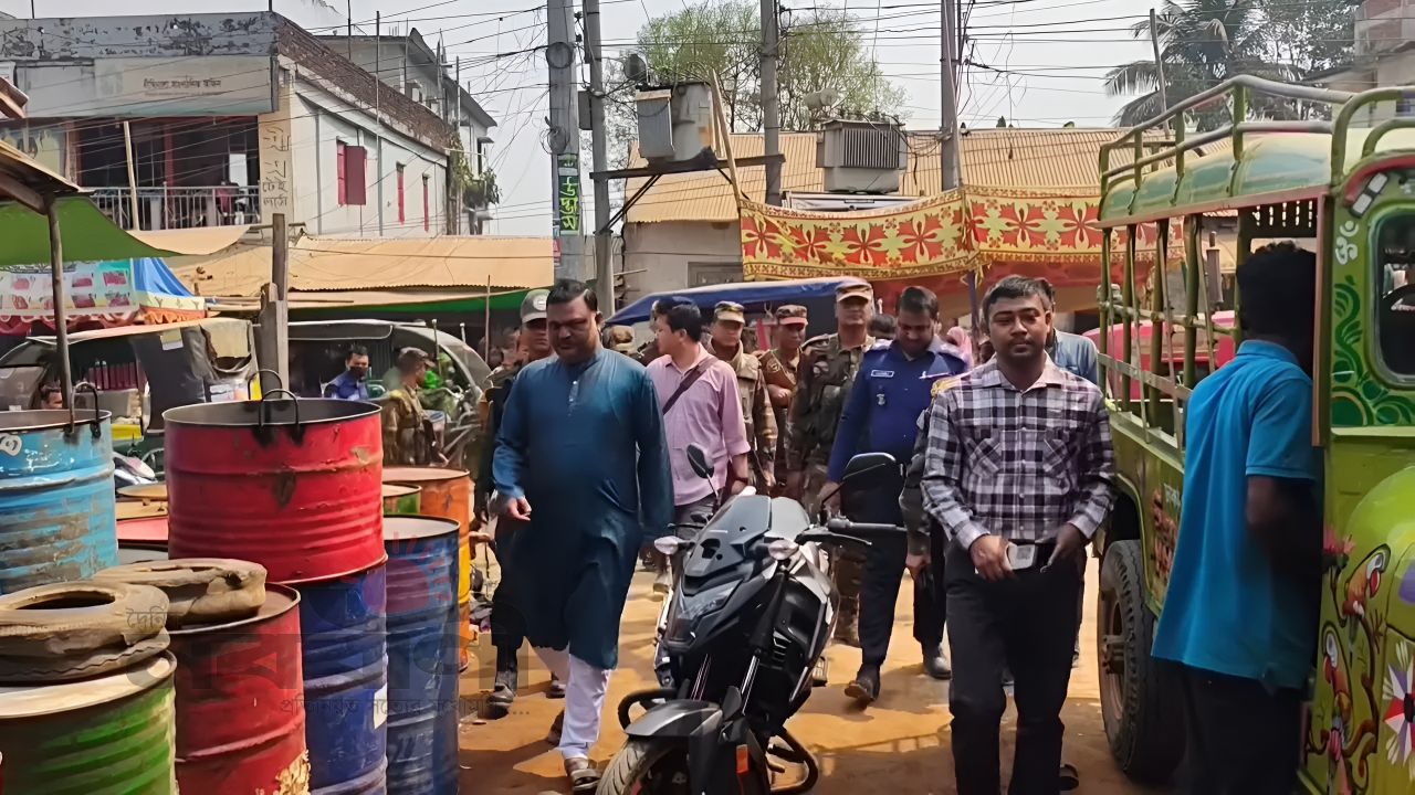 খাগড়াছড়িতে জ্বালানি তেলের কৃত্রিম সংকট ঠেকাতে মাঠে সেনাবাহিনী ও প্রশাসন