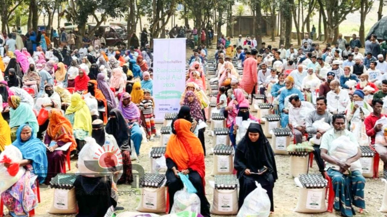 নওগাঁয় সুবিধাবঞ্চিত ৪১১ পরিবার পেল খাদ্যসামগ্রী