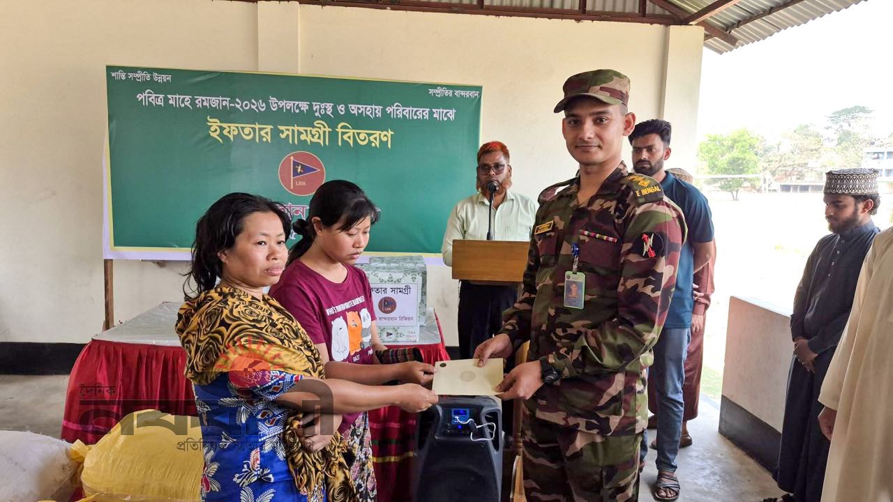বান্দরবানের মধ্যমপাড়ায় অগ্নিকাণ্ডে ক্ষতিগ্রস্তদের পাশে সেনাবাহিনী, আর্থিক সহায়তা প্রদান