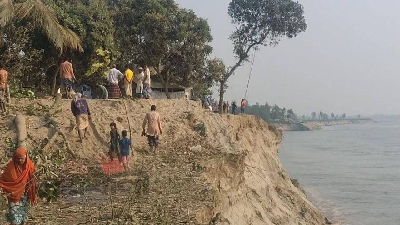 অসময়ে ভয়াবহ রূপ নিয়েছে যমুনার ভাঙন, জামালপুরে শতাধিক পরিবার গৃহহারা