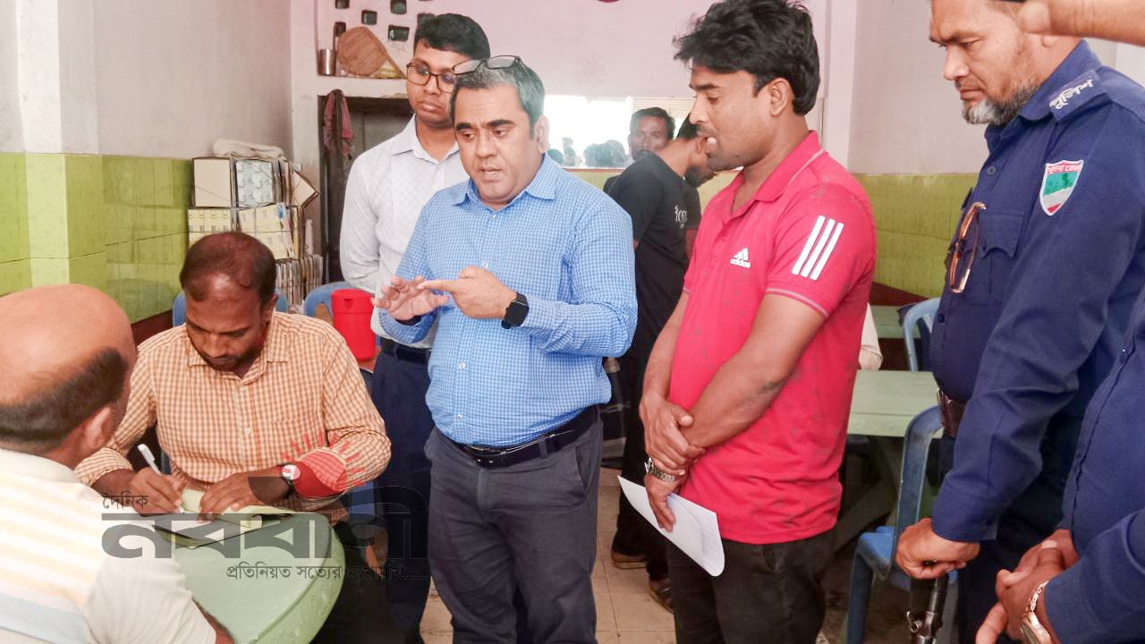 আলমডাঙ্গায় ভোক্তার অভিযানে   চারটি প্রতিষ্ঠানকে ২৬ হাজার টাকা জরিমানা