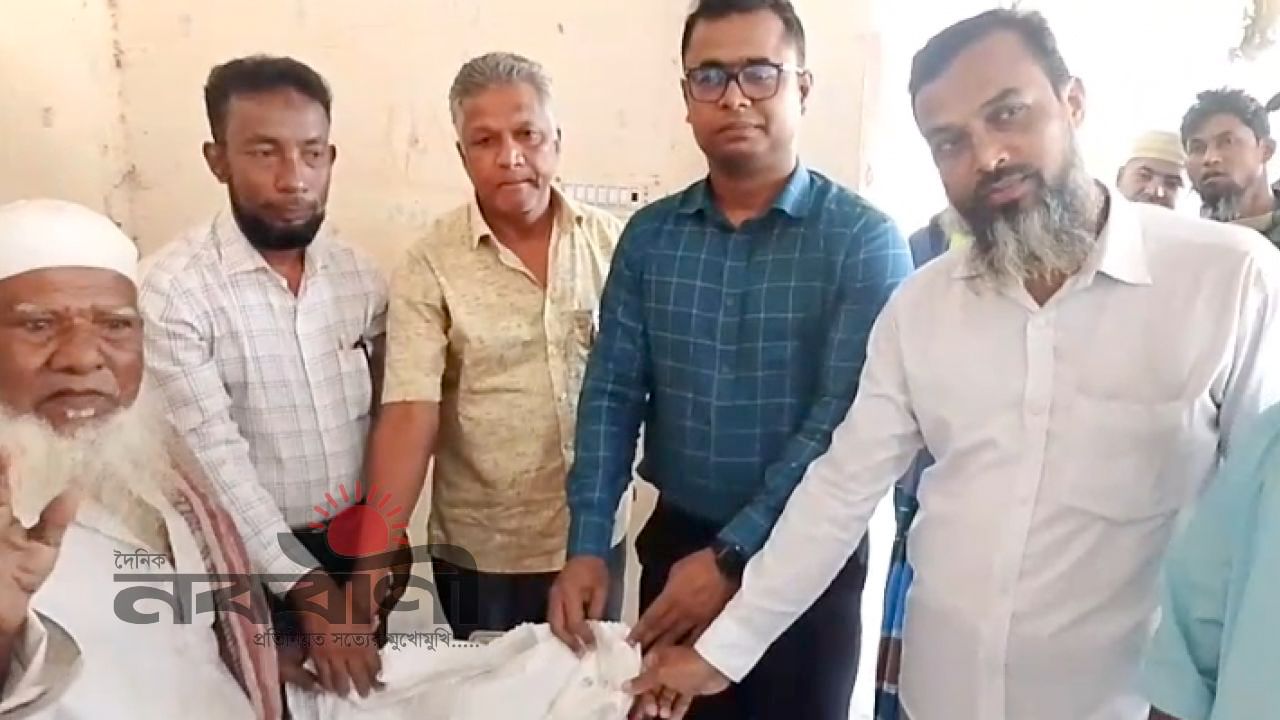 জাটকা সংরক্ষণে দুই মাস মাছ ধরা নিষিদ্ধ : দক্ষিণ আলগিতে জেলেদের মাঝে চাল বিতরণ