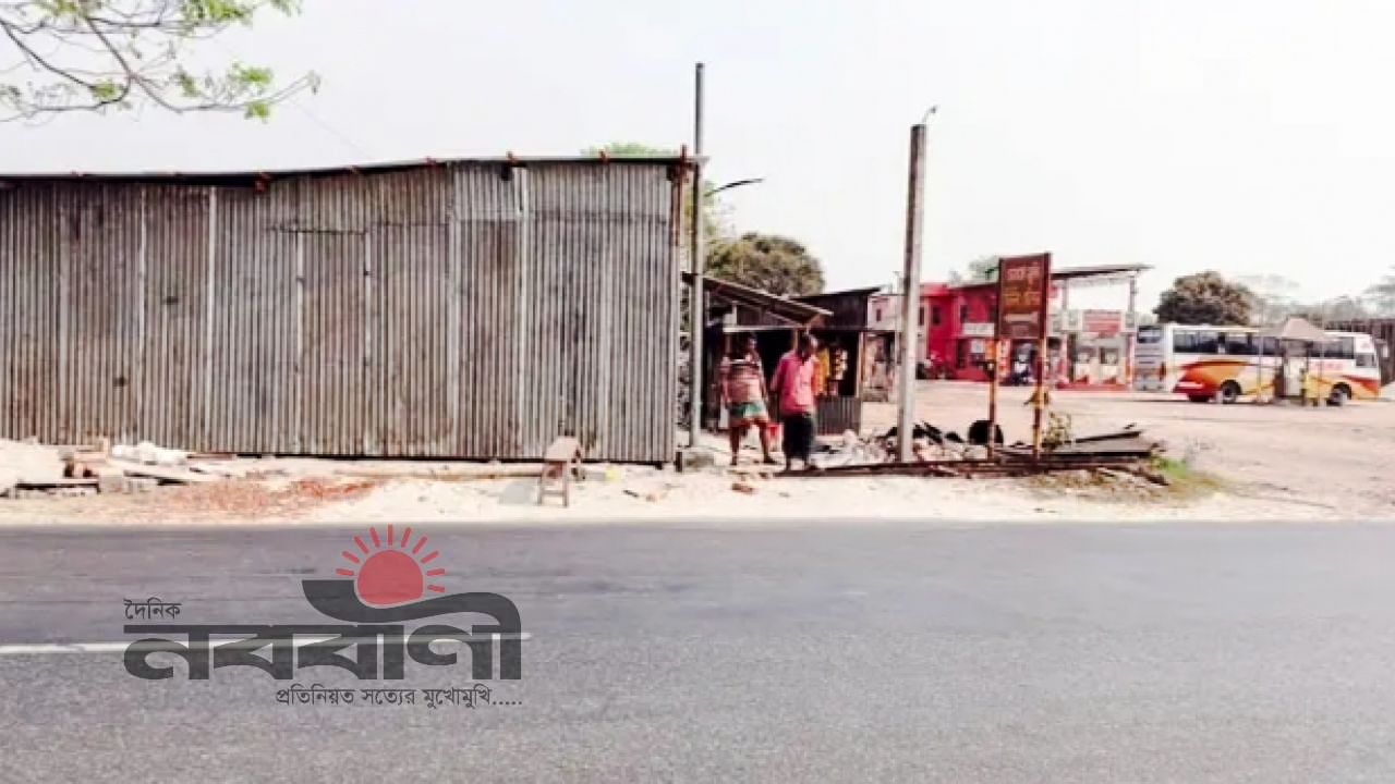 ফরিদপুরের নগরকান্দায় মহাসড়কের সরকারি জমি দখল করে দোকান নির্মাণের অভিযোগ