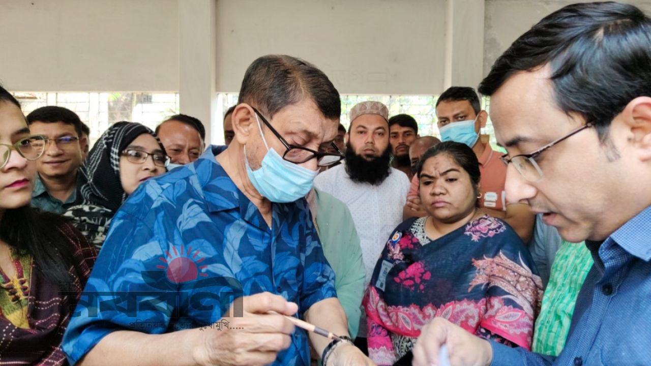 স্বাস্থ্য কমপ্লেক্সে স্বাস্থ্যমন্ত্রীর আকস্মিক পরিদর্শন : চিকিৎসক অনুপস্থিতি ও সেবায় নানা ঘাটতি ধরা পড়ল