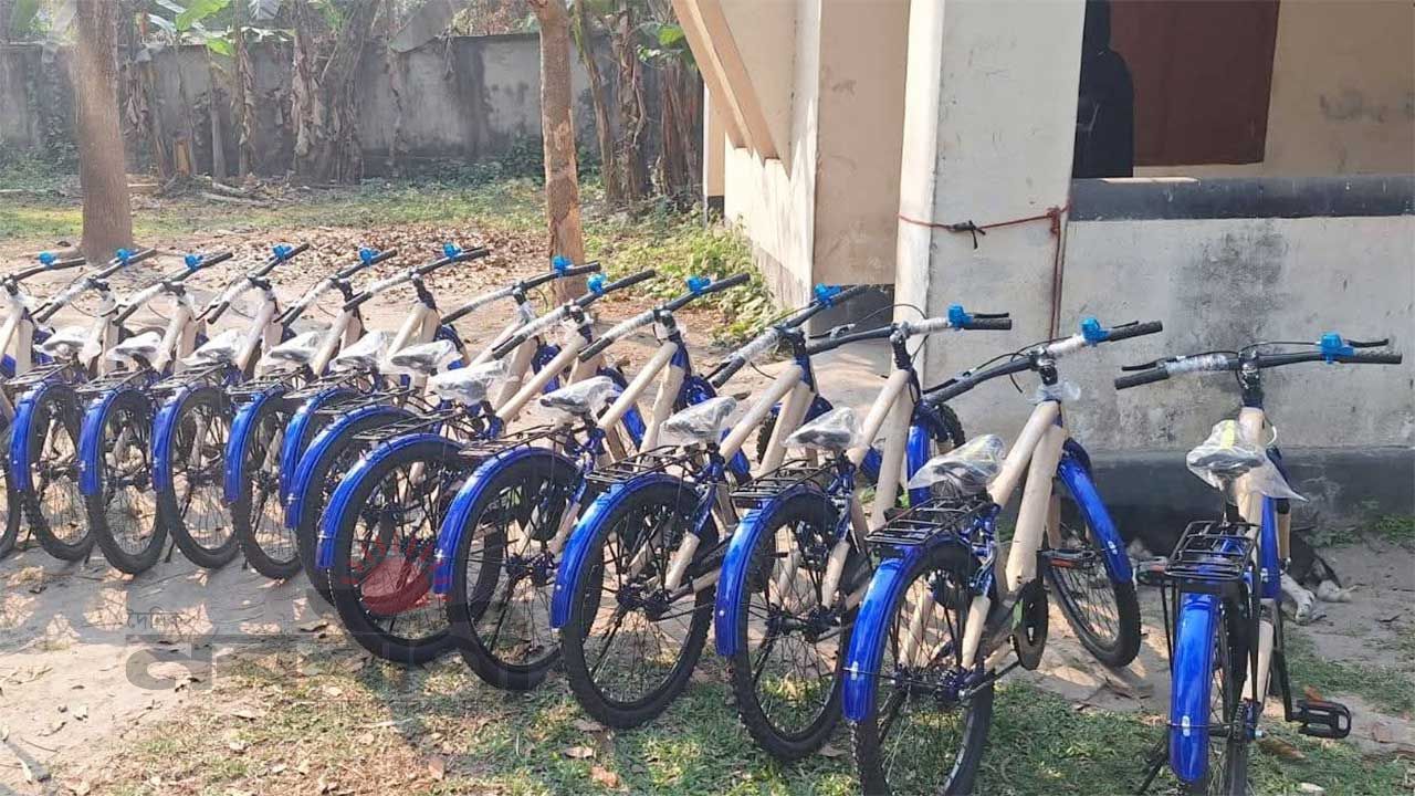 টানা ৪০ দিন জামাতে নামাজ পড়ে পুরস্কার হিসেবে বাইসাইকেল পেল ১৪ শিশু