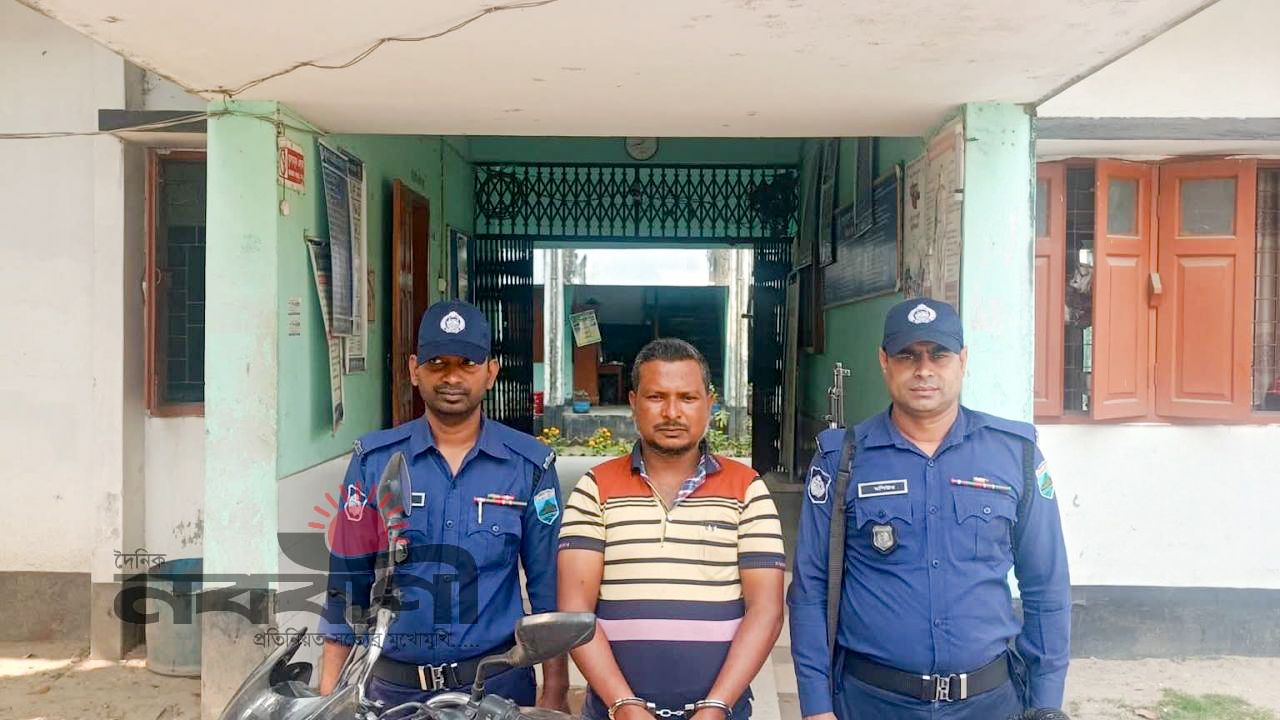 প্রতারণায় মোটরসাইকেল চুরি : মহাদেবপুর থানার অভিযানে ভোররাতে চোর গ্রেফতার, উদ্ধার চোরাইকৃত মোটরসাইকেল