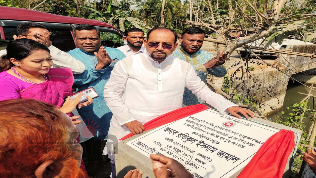 রাজাপুরে বেড়িবাঁধ নির্মাণ ও খাল খনন কাজের উদ্বোধন করলেন এমপি রফিকুল ইসলাম জামাল