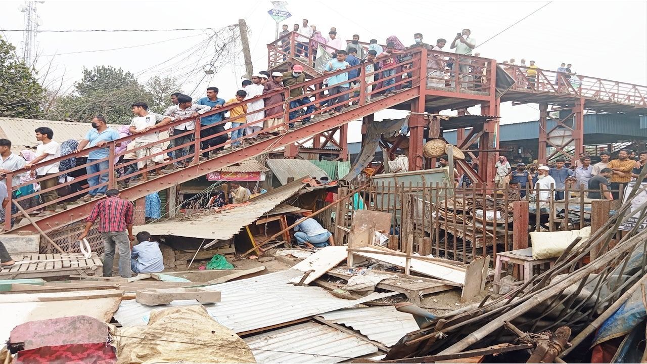 সিরাজগঞ্জে রেলওয়ের জমি থেকে ৬০টি অবৈধ স্থাপনা উচ্ছেদ