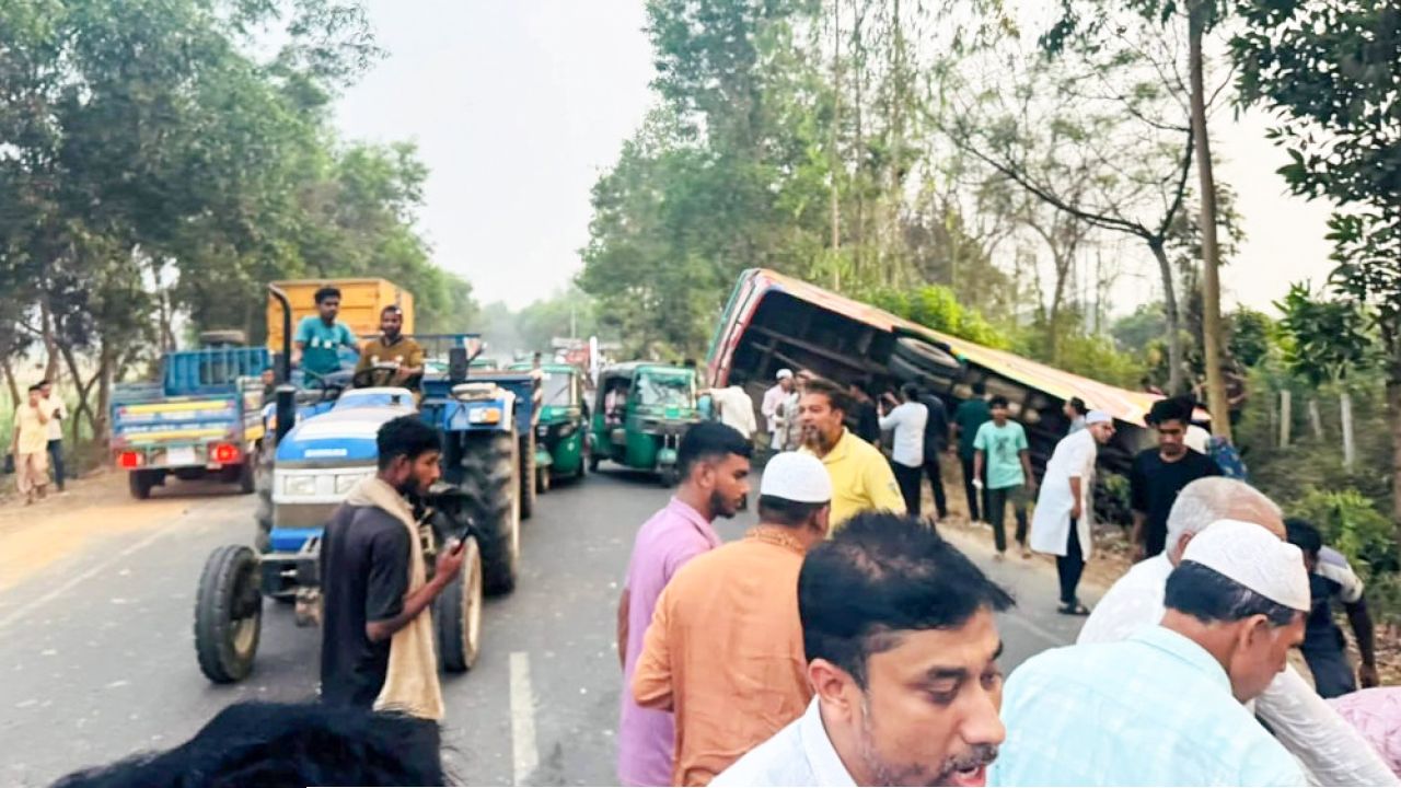 ফটিকছড়িতে বাস–মোটরসাইকেল সংঘর্ষে নিহত ৩, আহত ৪