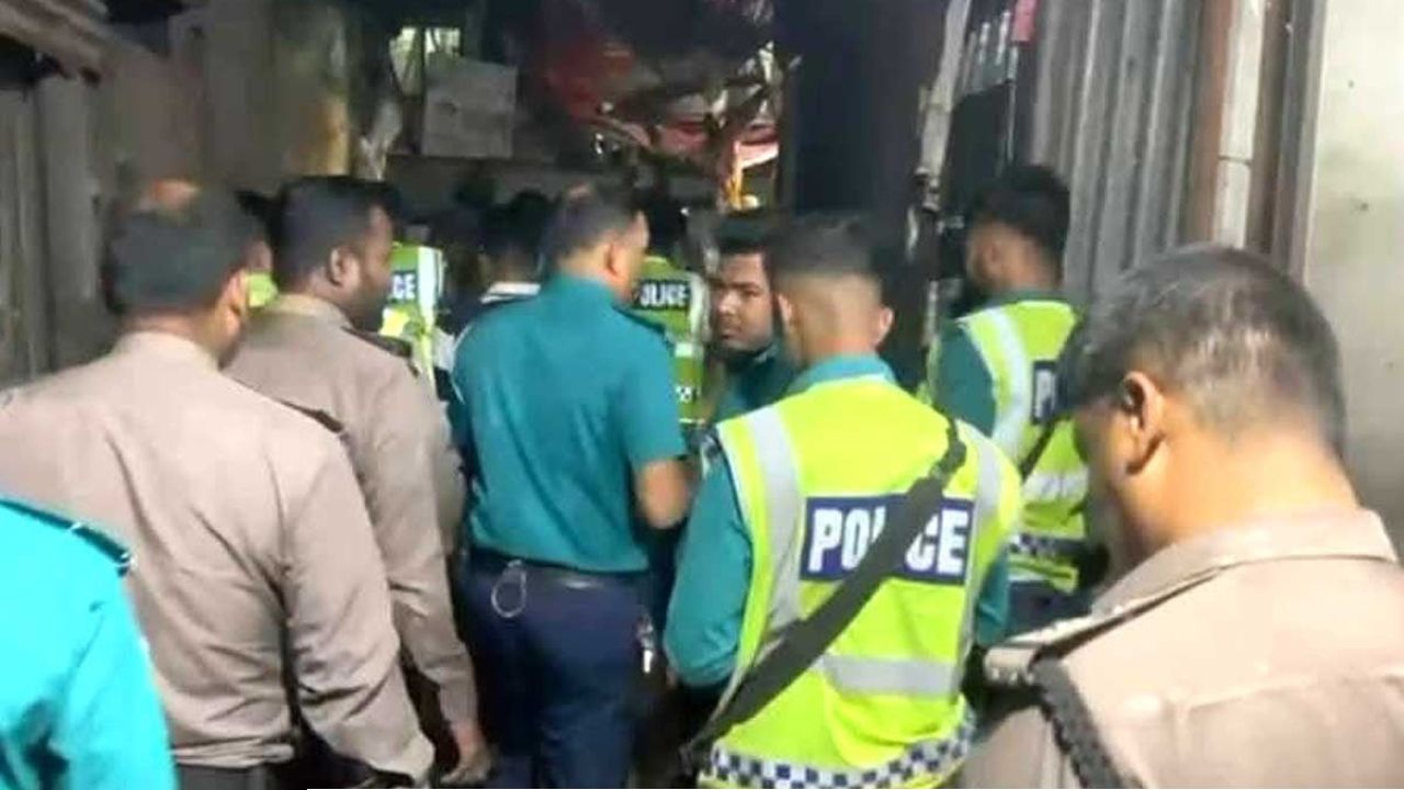 টঙ্গীর বস্তিতে রাতভর অভিযানে ৩৫ ছিনতাইকারি ও মাদকসেবি আটক